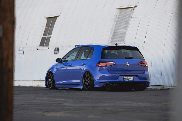 Фото дисков Rotiform TUF-R Черный глянец на Volkswagen Golf VII