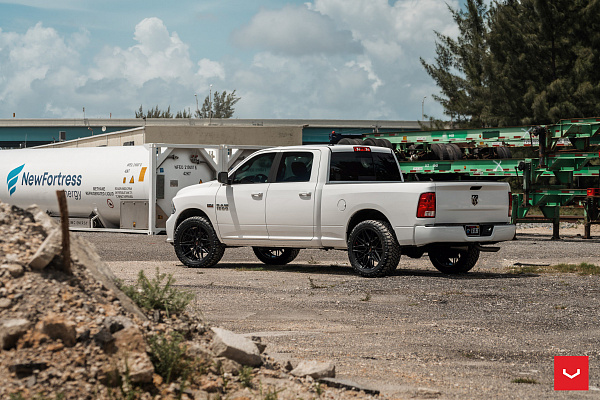 Фото дисков Vossen HF-7 Черный глянец на Ram 1500 IV