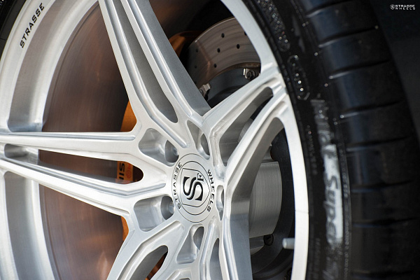 Фото дисков Strasse Wheels SV2 Deep Concave Monoblock Глянцевый лак на Nissan GT-R