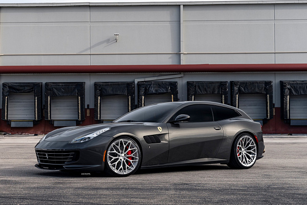 Фото дисков Strasse Wheels SV20M Deep Concave Duoblock Глянцевый лак на Ferrari GTC4Lusso