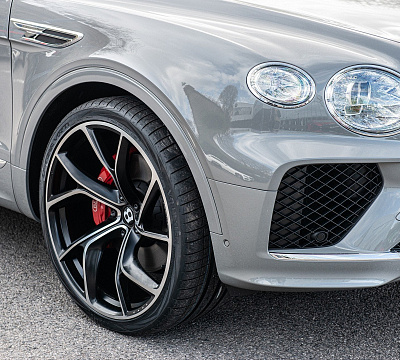 Фото дисков Kahn Type 54 на Bentley Bentayga