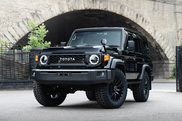 Фото дисков Kahn G22 DC Черный сатин на Toyota Land Cruiser 70