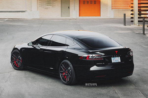 Фото дисков Strasse Wheels SM7T Deep Concave Черный глянец на Tesla Model S