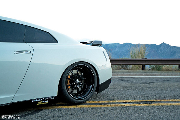 Фото дисков Strasse Wheels R10 Performance Черный глянец на Nissan GT-R