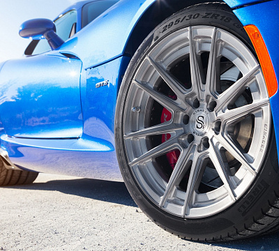 Фото дисков Strasse Wheels SV12 Deep Concave Duoblock на Dodge Viper