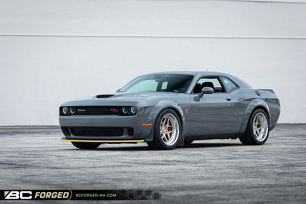 Фото дисков BC Forged LE53 // MLE53 Глянцевая шампань на Dodge Challenger III