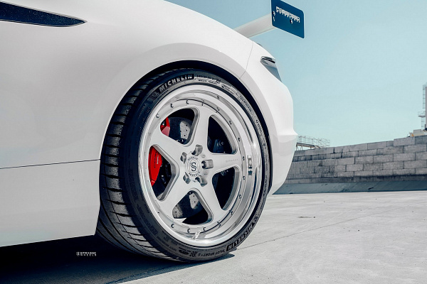 Фото дисков Strasse Wheels S5 Track Глянцевый лак на Chevrolet Corvette C8
