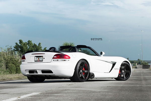Фото дисков Strasse Wheels S5 Deep Concave Черный глянец на Dodge Viper