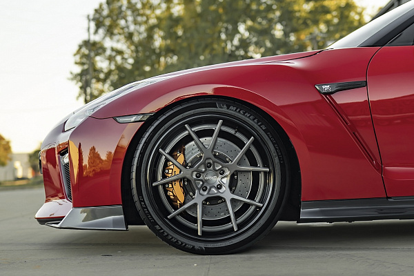 Фото дисков Rotiform KPS Сатиновый графит на Nissan GT-R