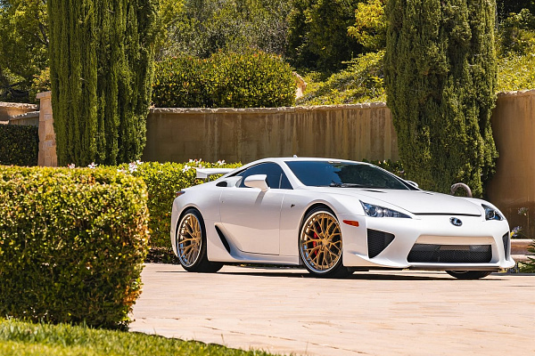 Фото дисков Anrky AN30 Сатиновое золото на Lexus LFA