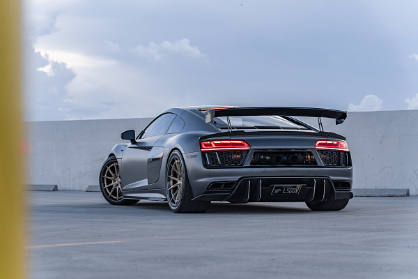 Фото дисков Strasse Wheels SV10 Track Сатиновая шампань на Audi R8 (4S)