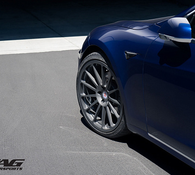 Фото дисков HRE 303M на Tesla Model S