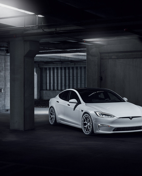 Фото дисков LC3-01 Сатиновый тонированный лак на Tesla Model S