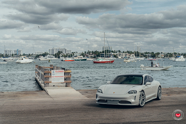Фото дисков Vossen LC3-03T Глянцевый графит на Porsche Taycan I