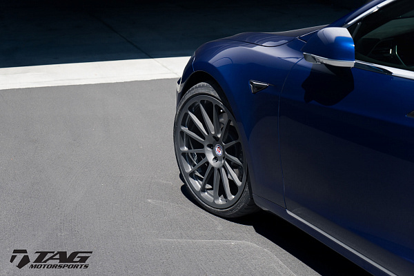 Фото дисков HRE 303M Сатиновый графит на Tesla Model S