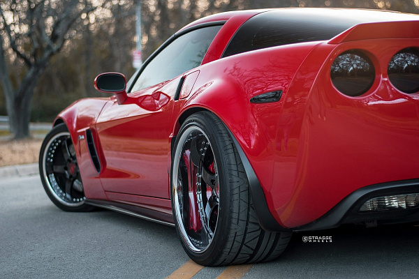 Фото дисков Strasse Wheels S5 Signature Черный глянец на Chevrolet Corvette C6