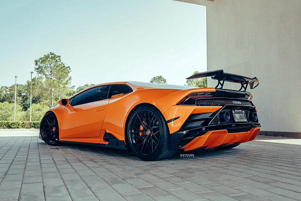 Фото дисков Strasse Wheels SV10M Deep Concave FS Черный глянец на Lamborghini Huracan