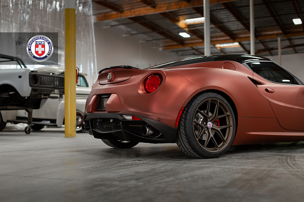 Фото дисков HRE R101 Сатиновая бронза на Alfa Romeo 4c