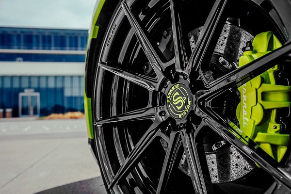 Фото дисков Strasse Wheels SV10 Deep Concave Duoblock Черный глянец на Maserati MC20