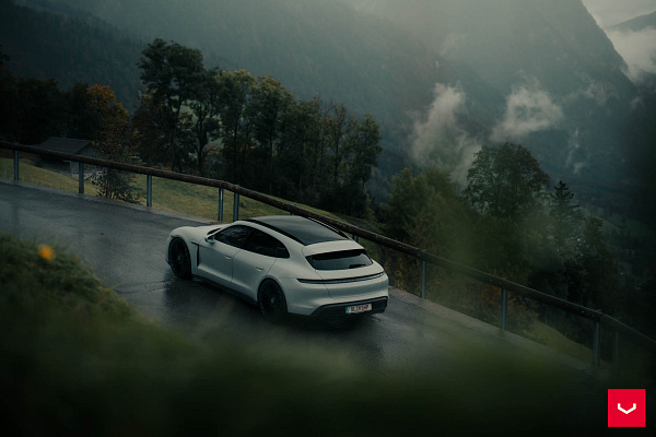 Фото дисков Vossen HF-8 Черный глянец на Porsche Taycan I