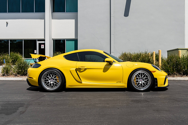 Фото дисков HRE 300 Серебро на Porsche Cayman III