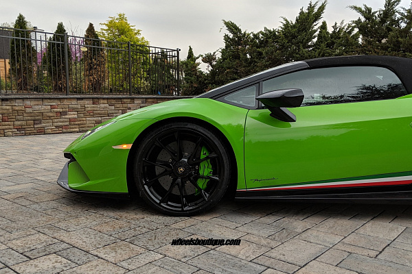 Фото дисков HRE P204 Черный глянец на Lamborghini Huracan