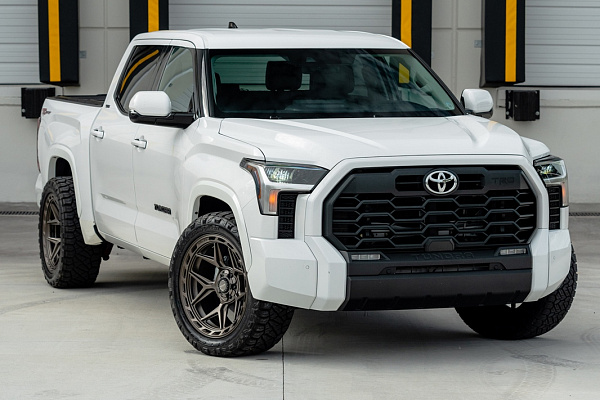 Фото дисков 4PLAY 4P55 Сатиновая бронза на Toyota Tundra III