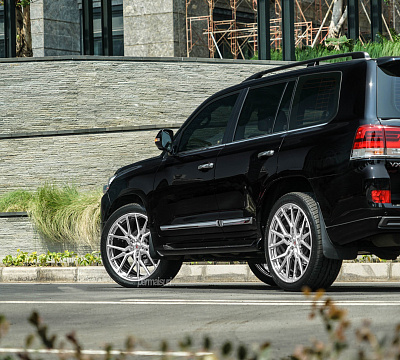 Фото дисков Vossen M-X3 на Toyota Land Cruiser 200