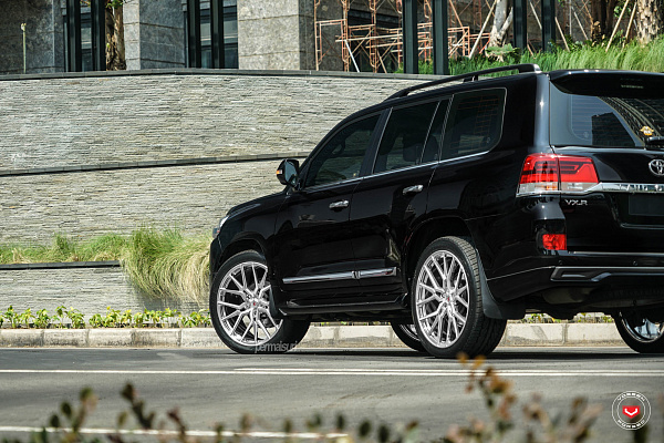 Фото дисков Vossen M-X3 Глянцевый лак на Toyota Land Cruiser 200
