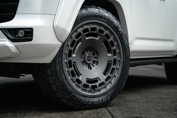 Фото дисков Brixton Forged BX06-M Сатиновый темный лак на Toyota Land Cruiser 300