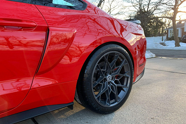 Фото дисков HRE FF10 Глянцевый графит на Ford Mustang VI