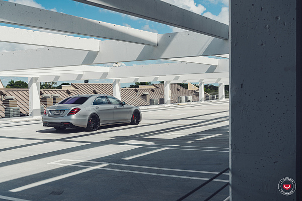 Фото дисков Vossen S17-04 Черный глянец на Mercedes-Benz S-Class (W222, C217)