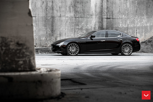 Фото дисков Vossen VFS-2 Глянцевый графит на Maserati Ghibli