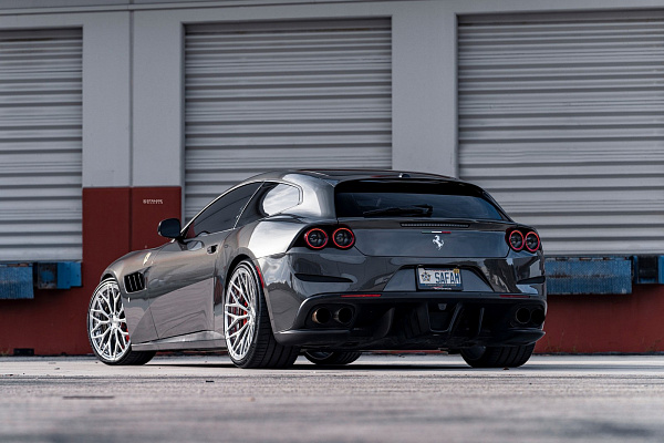 Фото дисков Strasse Wheels SV20M Deep Concave Duoblock Глянцевый лак на Ferrari GTC4Lusso