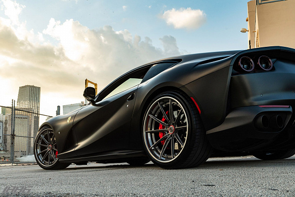 Фото дисков 1886 Wheels G010 Глянцевый темный лак на Ferrari 812