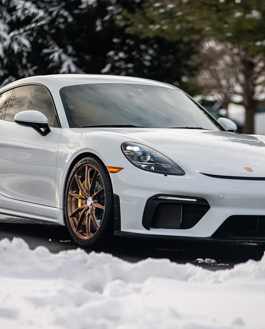 Фото дисков P104SC Глянцевая темная медь на Porsche Cayman III
