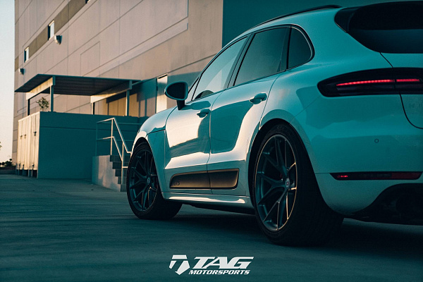 Фото дисков HRE P101 Глянцевый темный лак на Porsche Macan I