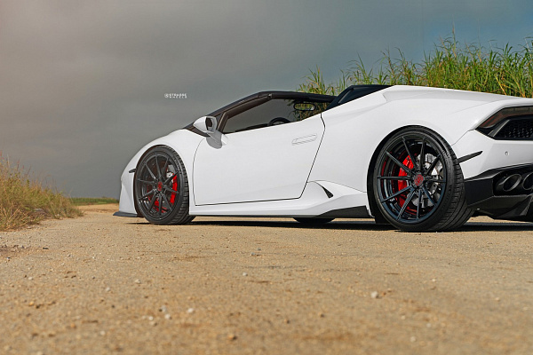Фото дисков Strasse Wheels SV10 Deep Concave Duoblock Черный глянец на Lamborghini Huracan