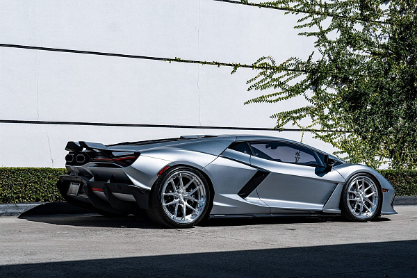 Фото дисков Anrky XR-301 Глянцевый лак на Lamborghini Revuelto