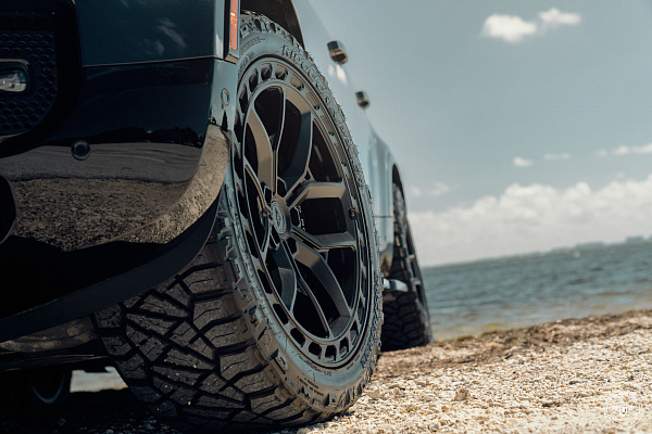Фото дисков Vossen UV-X Черный сатин на Land Rover Defender II