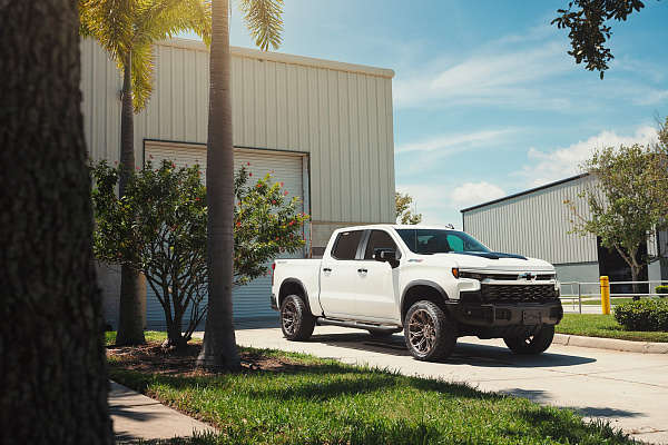Фото дисков 4PLAY 4P83 Глянцевая бронза на Chevrolet Silverado IV