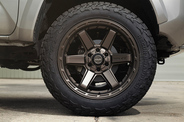Фото дисков 4PLAY 4P63 Сатиновая темная бронза на Toyota Tacoma III