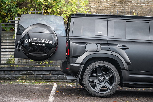 Фото дисков Kahn Mondial Retro RS Черный сатин на Land Rover Defender II
