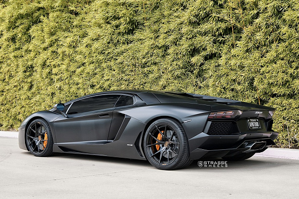 Фото дисков Strasse Wheels SM5R Deep Concave Monoblock Черный глянец на Lamborghini Aventador