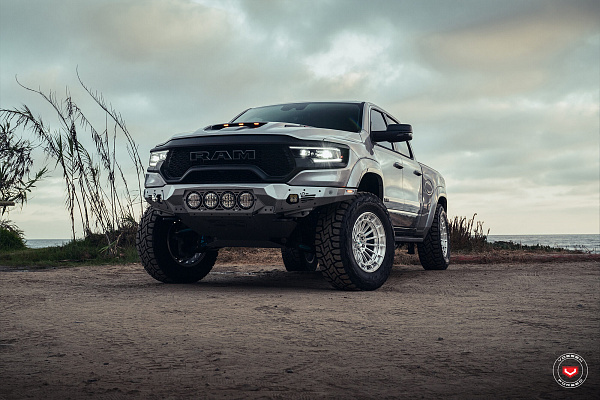 Фото дисков Vossen LCX-01 Глянцевый лак на Ram 1500 V