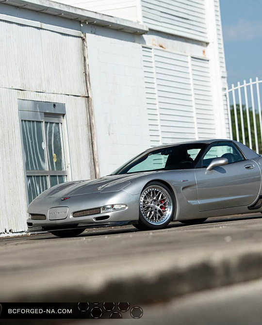 Фото дисков LE81 // MLE81 Глянцевый тонированный лак на Chevrolet Corvette C5