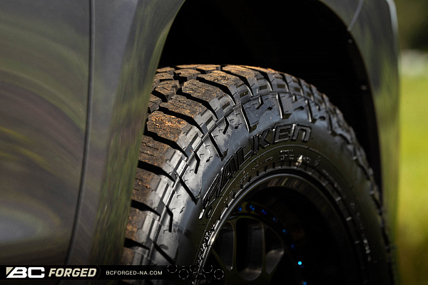 Фото дисков BC Forged LE72 // MLE72 Глянцевый темный лак на Lexus GX II