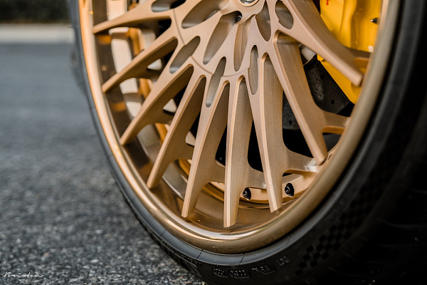 Фото дисков Brixton Forged HS1 Сатиновое темное золото на Ferrari FF
