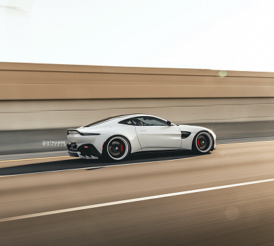 Фото дисков Strasse Wheels SV1T Deep Concave FS на Aston Martin Vantage 2