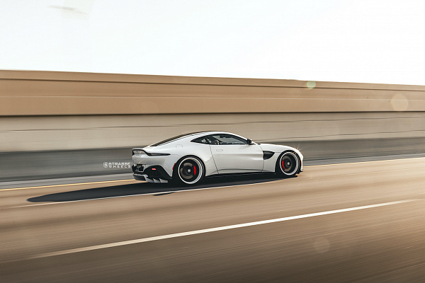Фото дисков Strasse Wheels SV1T Deep Concave FS Другой цвет на Aston Martin Vantage 2